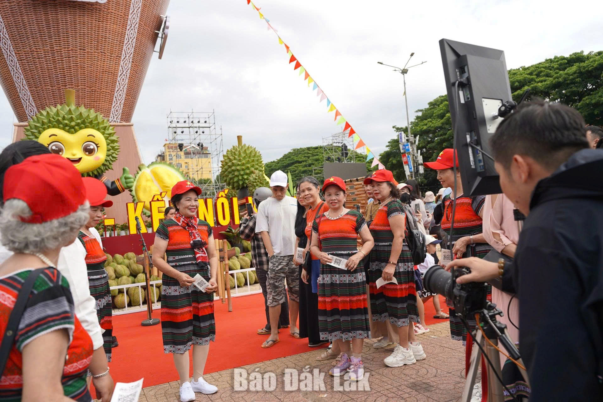 Đông đảo người dân và du khách tham quan, chụp ảnh lưu niệm tại Không gian check-in “Mô hình chiếc gùi sầu riêng lớn nhất Việt Nam”.